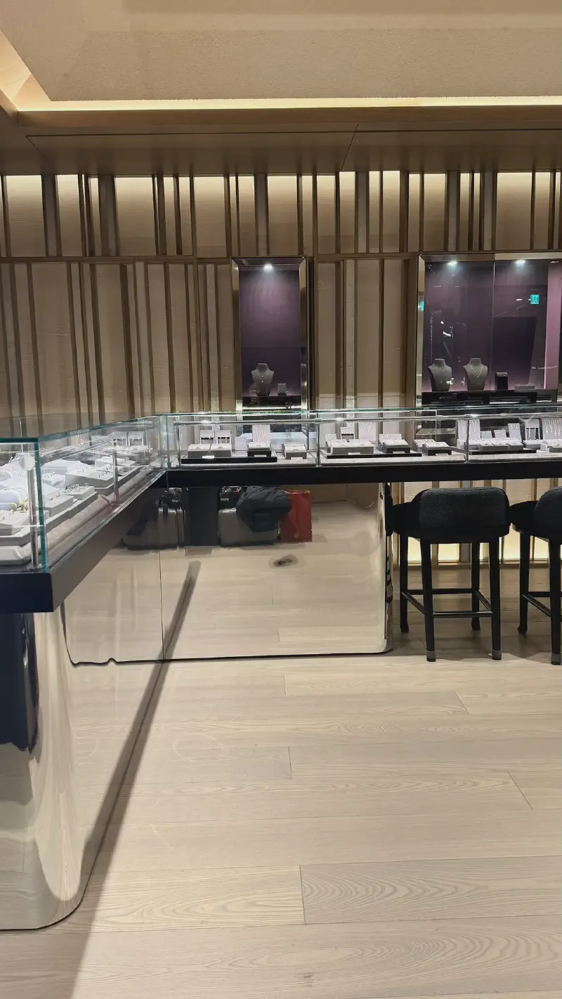 매장 내 1층 진열장