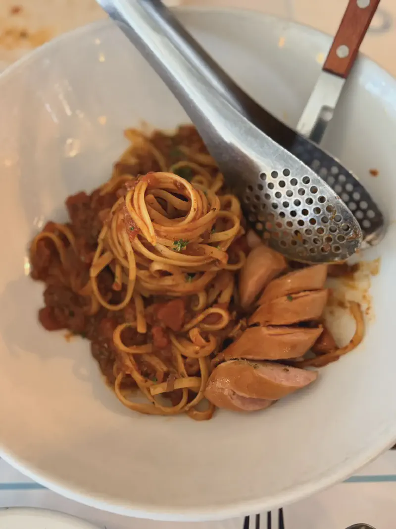 소시지가 들어간 매콤한 토마토 라구 파스타